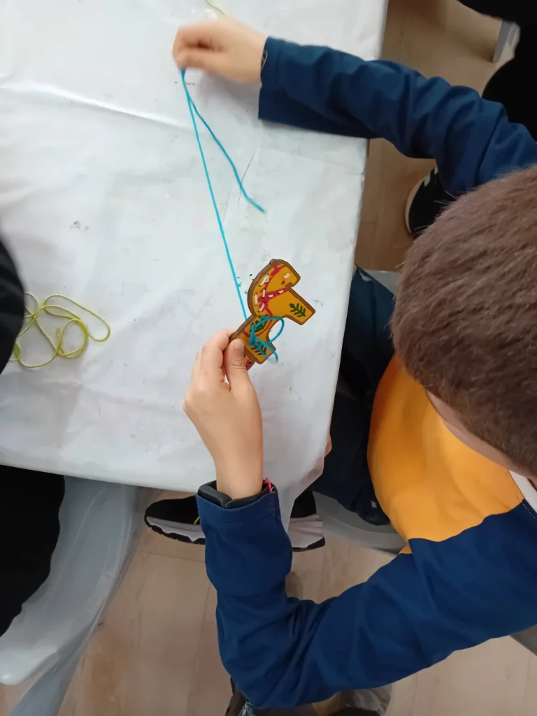 Παιδικό εργαστήριο χειροποίητης Πασχαλινής λαμπάδας από φυσικό μελισσοκέρι. Τα παιδιά ζωγραφίζουν και κεντούν ένα αλογάκι, για να στολίσουν την Πασχαλινή τους λαμπάδα.