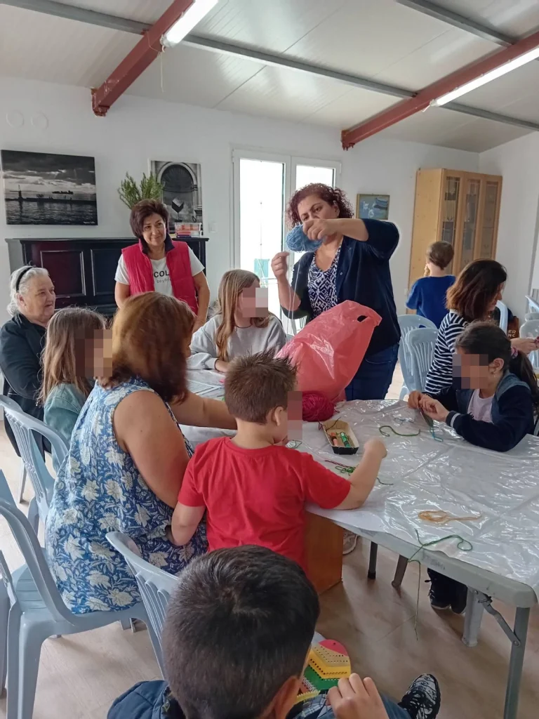 Παιδικό εργαστήριο χειροποίητης Πασχαλινής λαμπάδας από φυσικό μελισσοκέρι και διακόσμηση με ξύλινο στολίδι που ζωγραφίσαμε και κεντήσαμε